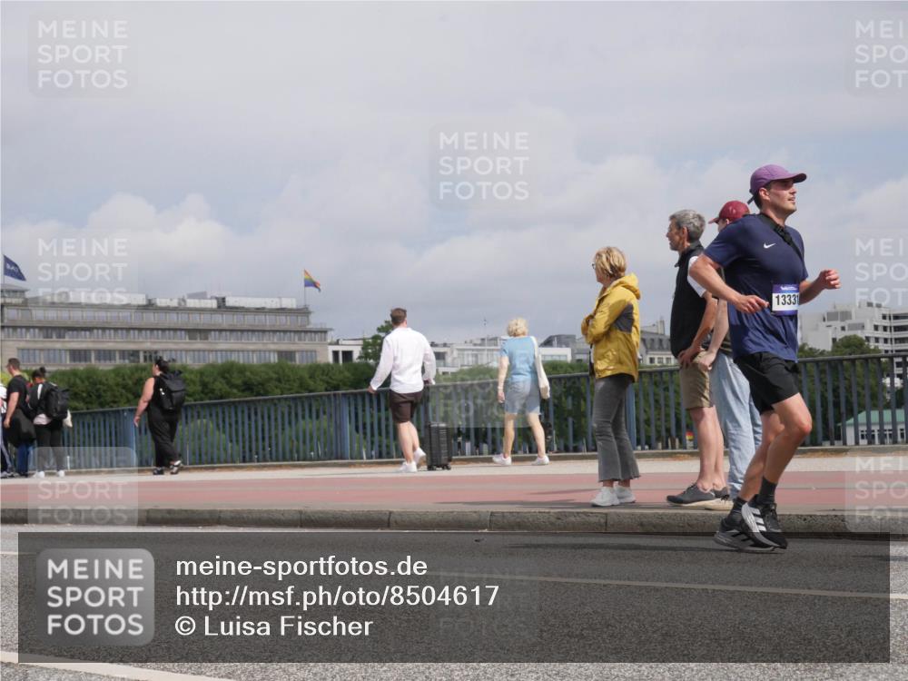 29.06.2025 - hella hamburg halbmarathon Luisa Fischer http://msf.ph/oto/8504617 29.06.2025 10:16:10 Kennedybrücke 13331, 1007, 1328, 4554, 5597, 5598, 8115, 8279, 9527 meine-sportfotos.de