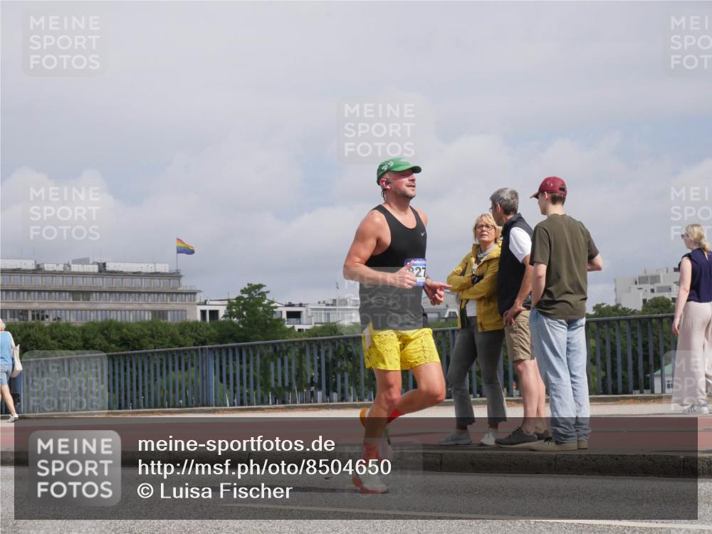 29.06.2025 - hella hamburg halbmarathon Luisa Fischer http://msf.ph/oto/8504650 29.06.2025 10:16:16 Kennedybrücke 927, 1007, 1859, 2961, 3218, 3729, 4950, 6026, 7346, 8279, 8913, 9128 meine-sportfotos.de