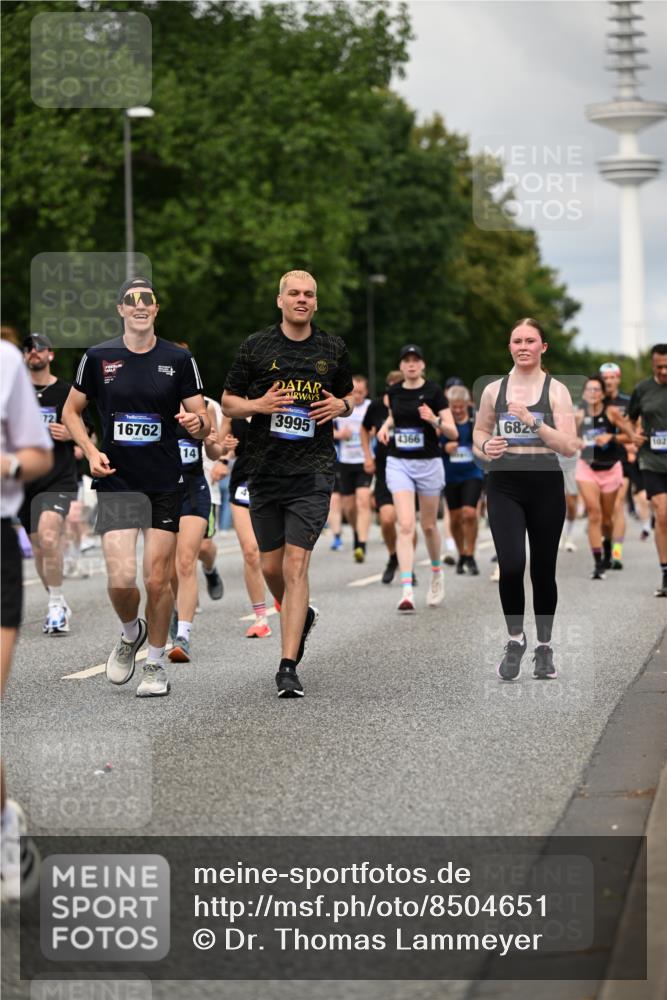29.06.2025 - hella hamburg halbmarathon Dr. Thomas Lammeyer http://msf.ph/oto/8504651 29.06.2025 10:26:46 Kennedybrücke 1598, 2351, 2479, 2744, 2886, 3430, 3458, 3735, 3910, 3995, 4113, 4114, 4131, 4190, 4266, 4366, 4559, 4829, 4970, 6030, 6049, 6303, 6307, 6820, 6826, 6849, 6881, 6899, 6977, 7097, 7162, 7188, 7190, 7276, 7794, 7925, 8511, 8855, 8931, 9204, 9392, 9516, 10065, 10210, 10241, 10573, 10663, 10739, 10917, 10961, 11046 meine-sportfotos.de