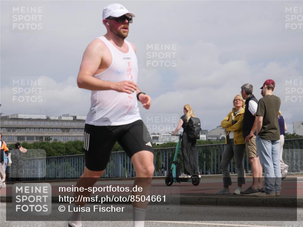 29.06.2025 - hella hamburg halbmarathon Luisa Fischer http://msf.ph/oto/8504661 29.06.2025 10:16:17 Kennedybrücke 1007, 1859, 2961, 3218, 3729, 4950, 6026, 7346, 8279, 8913, 9128 meine-sportfotos.de