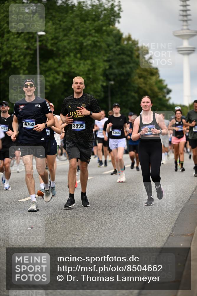 29.06.2025 - hella hamburg halbmarathon Dr. Thomas Lammeyer http://msf.ph/oto/8504662 29.06.2025 10:26:46 Kennedybrücke 1598, 2351, 2479, 2744, 2886, 3430, 3458, 3735, 3910, 3995, 4113, 4114, 4131, 4190, 4266, 4366, 4559, 4829, 4970, 6030, 6049, 6303, 6307, 6820, 6826, 6849, 6881, 6899, 6977, 7097, 7162, 7188, 7190, 7276, 7794, 7925, 8511, 8855, 8931, 9204, 9392, 9516, 10065, 10210, 10241, 10573, 10663, 10739, 10917, 10961, 11046 meine-sportfotos.de