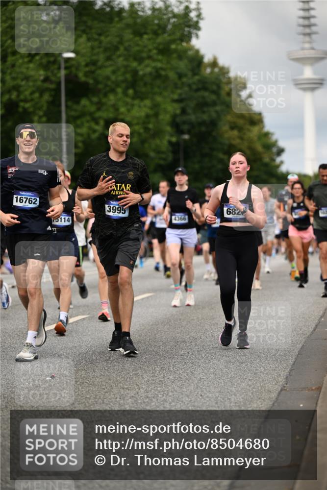 29.06.2025 - hella hamburg halbmarathon Dr. Thomas Lammeyer http://msf.ph/oto/8504680 29.06.2025 10:26:46 Kennedybrücke 1598, 2351, 2479, 2744, 2886, 3430, 3458, 3735, 3910, 3995, 4113, 4114, 4131, 4190, 4266, 4366, 4559, 4829, 4970, 6030, 6049, 6303, 6307, 6820, 6826, 6849, 6881, 6899, 6977, 7097, 7162, 7188, 7190, 7276, 7794, 7925, 8511, 8855, 8931, 9204, 9392, 9516, 10065, 10210, 10241, 10573, 10663, 10739, 10917, 10961, 11046 meine-sportfotos.de
