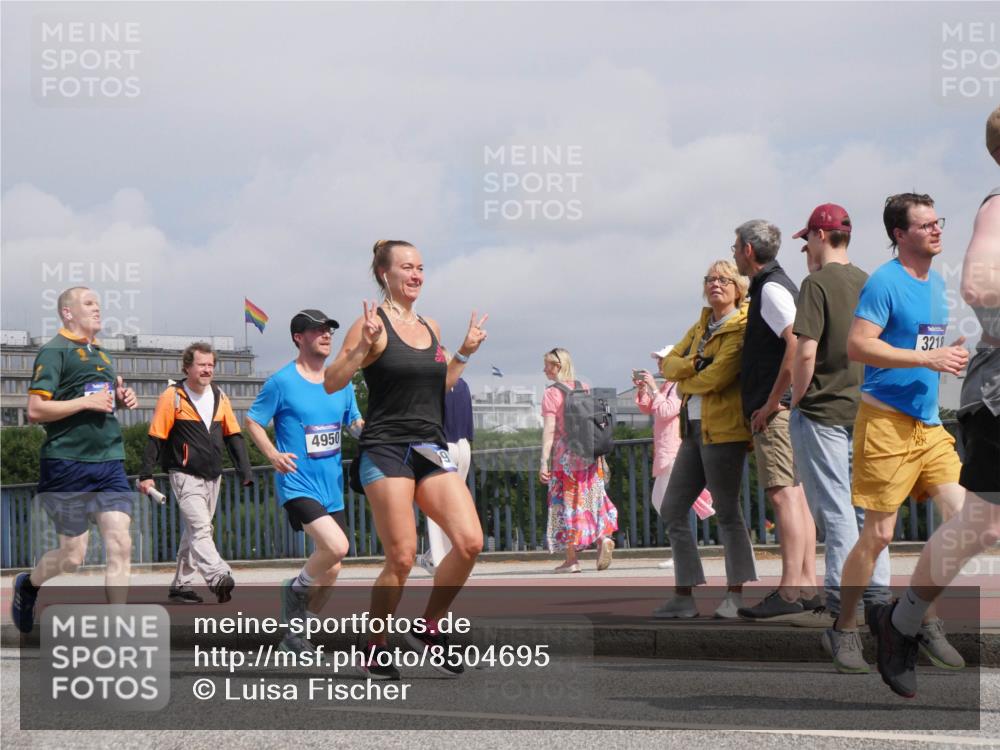 29.06.2025 - hella hamburg halbmarathon Luisa Fischer http://msf.ph/oto/8504695 29.06.2025 10:16:21 Kennedybrücke 4950, 3218, 1859, 2055, 2961, 2987, 3218, 3729, 4950, 5232, 6026, 7346, 7460, 8913, 9128 meine-sportfotos.de