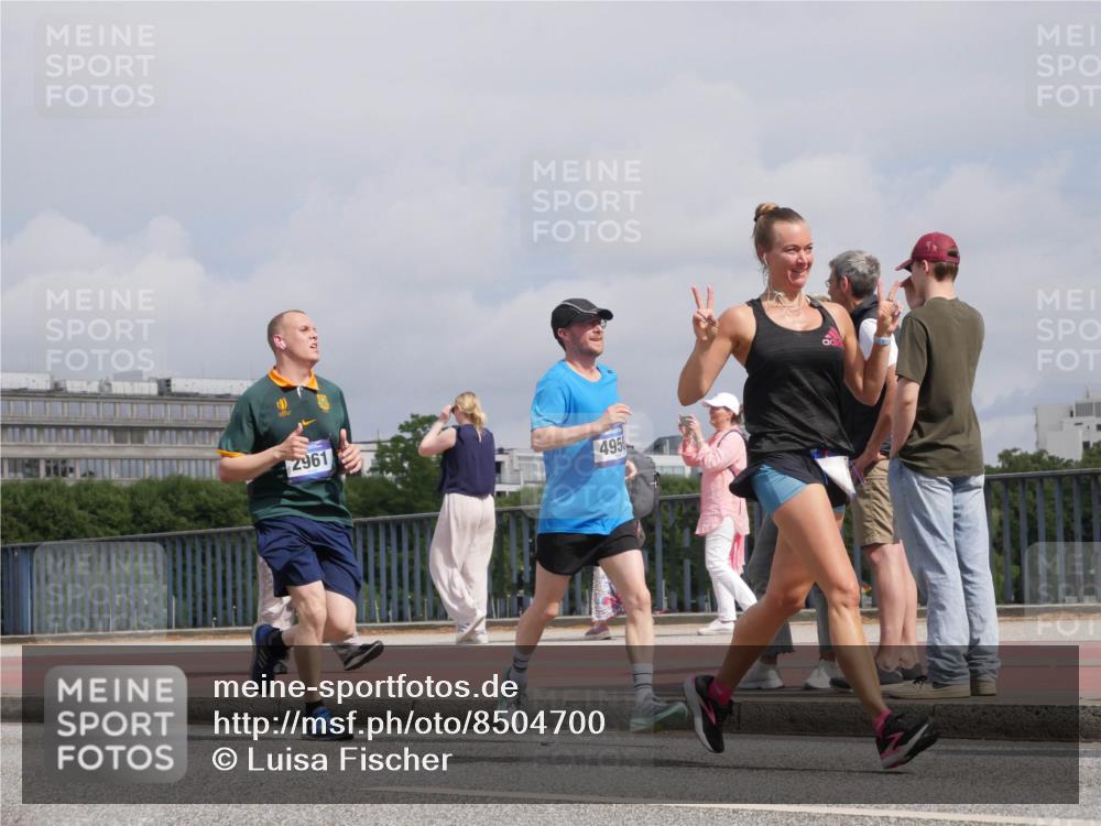 29.06.2025 - hella hamburg halbmarathon Luisa Fischer http://msf.ph/oto/8504700 29.06.2025 10:16:22 Kennedybrücke 2961, 495, 1859, 2055, 2961, 2987, 3218, 3729, 4950, 5232, 6026, 7346, 7460, 8913, 9128 meine-sportfotos.de