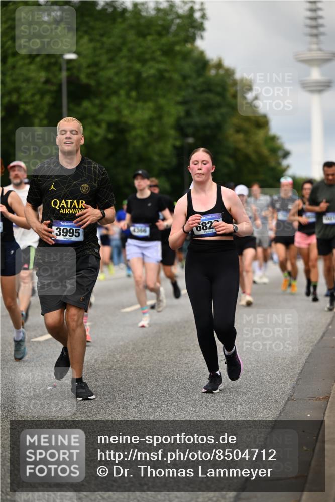 29.06.2025 - hella hamburg halbmarathon Dr. Thomas Lammeyer http://msf.ph/oto/8504712 29.06.2025 10:26:47 Kennedybrücke 1598, 2351, 2479, 2744, 2886, 3430, 3458, 3910, 3995, 4113, 4114, 4131, 4190, 4266, 4366, 4559, 4829, 4970, 6049, 6303, 6307, 6820, 6826, 6849, 6881, 6899, 6977, 7097, 7162, 7188, 7190, 7276, 7794, 7925, 8511, 8855, 8931, 9204, 9392, 10065, 10210, 10241, 10573, 10663, 10739, 10917, 10961, 11046 meine-sportfotos.de