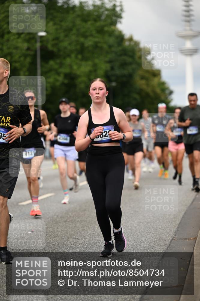 29.06.2025 - hella hamburg halbmarathon Dr. Thomas Lammeyer http://msf.ph/oto/8504734 29.06.2025 10:26:48 Kennedybrücke 1598, 2351, 2479, 2744, 2886, 3430, 3458, 3600, 3910, 3995, 4113, 4114, 4131, 4190, 4266, 4366, 4559, 4829, 4970, 6049, 6303, 6307, 6820, 6826, 6849, 6881, 6899, 6977, 7097, 7162, 7188, 7190, 7276, 7925, 8511, 8855, 8931, 9392, 10065, 10210, 10241, 10573, 10663, 10739, 10917, 10961, 11046 meine-sportfotos.de