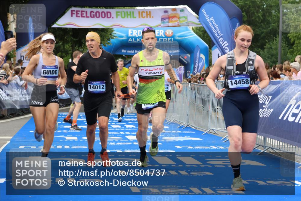 29.06.2025 - hella hamburg halbmarathon Strokosch-Dieckow http://msf.ph/oto/8504737 29.06.2025 10:51:39 Ziel 2396, 5008, 6286, 7224, 8710, 8819, 10691, 12224, 13327, 14012, 14458, 15496, 15727, 15831, 15899, 17682, 19007, 19020, 19053 meine-sportfotos.de