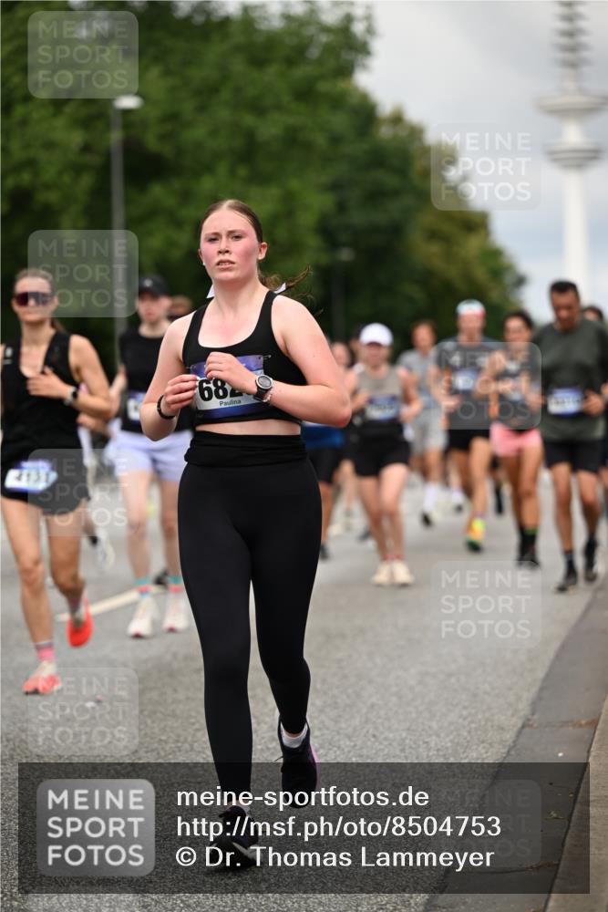 29.06.2025 - hella hamburg halbmarathon Dr. Thomas Lammeyer http://msf.ph/oto/8504753 29.06.2025 10:26:49 Kennedybrücke 1598, 2351, 2479, 2744, 2886, 3430, 3458, 3600, 3910, 3995, 4113, 4131, 4190, 4266, 4366, 4559, 4829, 4970, 6048, 6049, 6303, 6307, 6820, 6826, 6881, 6899, 6977, 7097, 7162, 7188, 7190, 7276, 7925, 8511, 8855, 8931, 9392, 10065, 10210, 10241, 10432, 10573, 10663, 10739, 10917, 11046 meine-sportfotos.de
