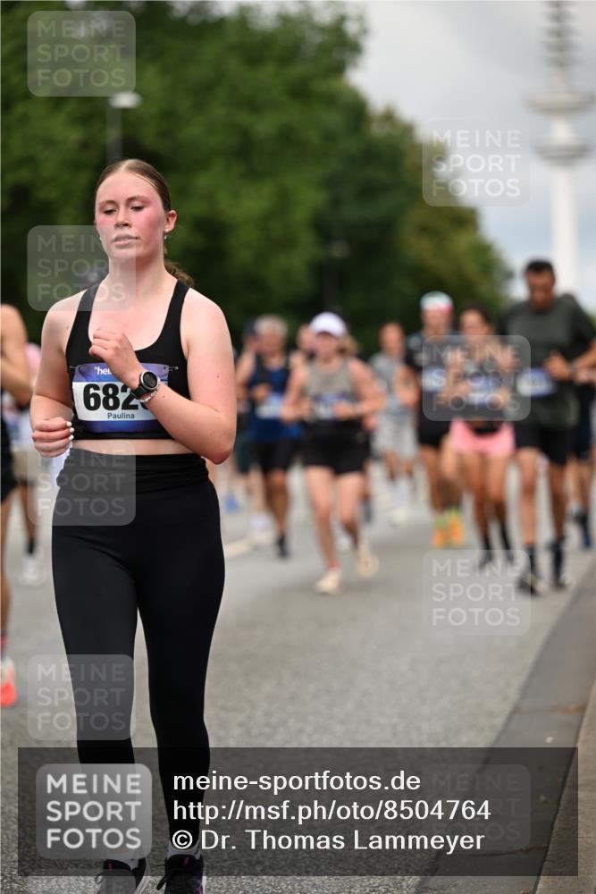 29.06.2025 - hella hamburg halbmarathon Dr. Thomas Lammeyer http://msf.ph/oto/8504764 29.06.2025 10:26:49 Kennedybrücke 1598, 2351, 2479, 2744, 2886, 3430, 3458, 3600, 3910, 3995, 4113, 4131, 4190, 4266, 4366, 4559, 4829, 4970, 6048, 6049, 6303, 6307, 6820, 6826, 6881, 6899, 6977, 7097, 7162, 7188, 7190, 7276, 7925, 8511, 8855, 8931, 9392, 10065, 10210, 10241, 10432, 10573, 10663, 10739, 10917, 11046 meine-sportfotos.de