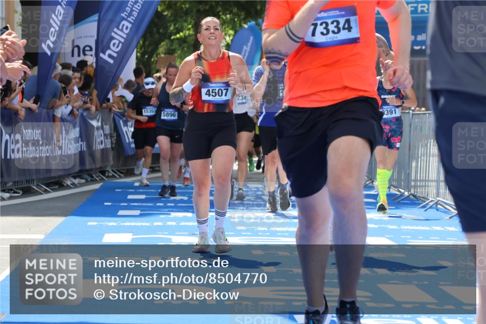 29.06.2025 - hella hamburg halbmarathon Strokosch-Dieckow http://msf.ph/oto/8504770 29.06.2025 11:37:20 Ziel 1059, 4507, 4509, 7234, 7334, 8296, 9095, 9391, 10277, 11456, 11457, 12368, 12945, 12946, 14343, 15905, 17035, 17167, 17557 meine-sportfotos.de