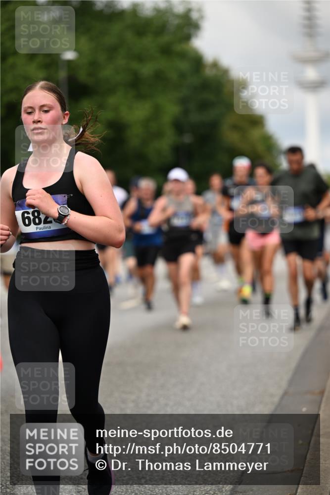 29.06.2025 - hella hamburg halbmarathon Dr. Thomas Lammeyer http://msf.ph/oto/8504771 29.06.2025 10:26:49 Kennedybrücke 1598, 2351, 2479, 2744, 2886, 3430, 3458, 3600, 3910, 3995, 4113, 4131, 4190, 4266, 4366, 4559, 4829, 4970, 6048, 6049, 6303, 6307, 6820, 6826, 6881, 6899, 6977, 7097, 7162, 7188, 7190, 7276, 7925, 8511, 8855, 8931, 9392, 10065, 10210, 10241, 10432, 10573, 10663, 10739, 10917, 11046 meine-sportfotos.de