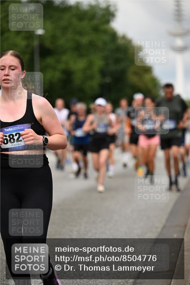 29.06.2025 - hella hamburg halbmarathon Dr. Thomas Lammeyer http://msf.ph/oto/8504776 29.06.2025 10:26:49 Kennedybrücke 1598, 2351, 2479, 2744, 2886, 3430, 3458, 3600, 3910, 3995, 4113, 4131, 4190, 4266, 4366, 4559, 4829, 4970, 6048, 6049, 6303, 6307, 6820, 6826, 6881, 6899, 6977, 7097, 7162, 7188, 7190, 7276, 7925, 8511, 8855, 8931, 9392, 10065, 10210, 10241, 10432, 10573, 10663, 10739, 10917, 11046 meine-sportfotos.de