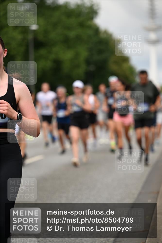 29.06.2025 - hella hamburg halbmarathon Dr. Thomas Lammeyer http://msf.ph/oto/8504789 29.06.2025 10:26:50 Kennedybrücke 1598, 2351, 2479, 2744, 2886, 3430, 3458, 3600, 3601, 3910, 3995, 4113, 4131, 4190, 4266, 4366, 4559, 4829, 4970, 6048, 6049, 6307, 6820, 6826, 6881, 6899, 6977, 7097, 7188, 7190, 7276, 7925, 8511, 8855, 8931, 9392, 10065, 10210, 10432, 10573, 10739, 10917, 11046 meine-sportfotos.de