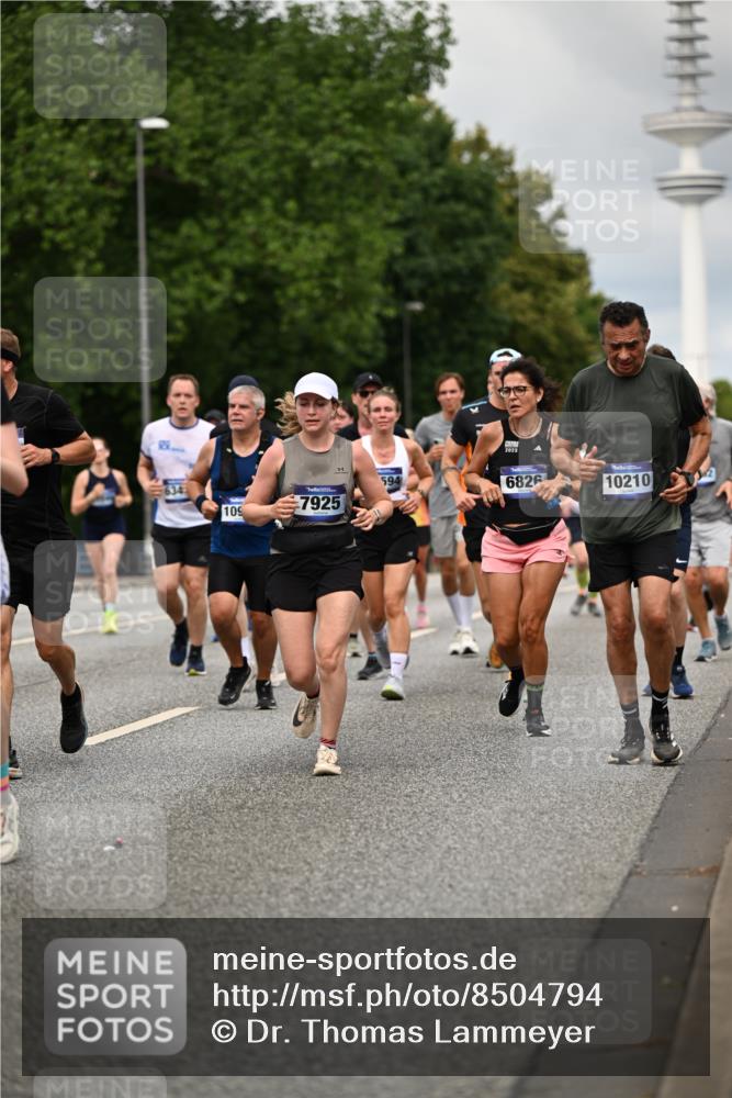29.06.2025 - hella hamburg halbmarathon Dr. Thomas Lammeyer http://msf.ph/oto/8504794 29.06.2025 10:26:50 Kennedybrücke 1598, 2351, 2479, 2744, 2886, 3430, 3458, 3600, 3601, 3910, 3995, 4113, 4131, 4190, 4266, 4366, 4559, 4829, 4970, 6048, 6049, 6307, 6820, 6826, 6881, 6899, 6977, 7097, 7188, 7190, 7276, 7925, 8511, 8855, 8931, 9392, 10065, 10210, 10432, 10573, 10739, 10917, 11046 meine-sportfotos.de
