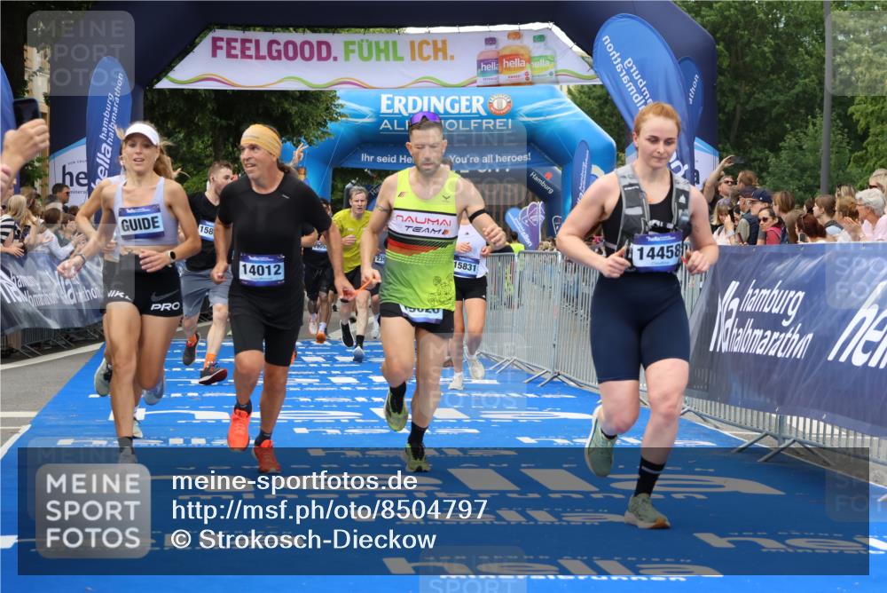 29.06.2025 - hella hamburg halbmarathon Strokosch-Dieckow http://msf.ph/oto/8504797 29.06.2025 10:51:39 Ziel 2396, 5008, 6286, 7224, 8710, 8819, 10691, 12224, 13327, 14012, 14458, 15496, 15727, 15831, 15899, 17682, 19007, 19020, 19053 meine-sportfotos.de