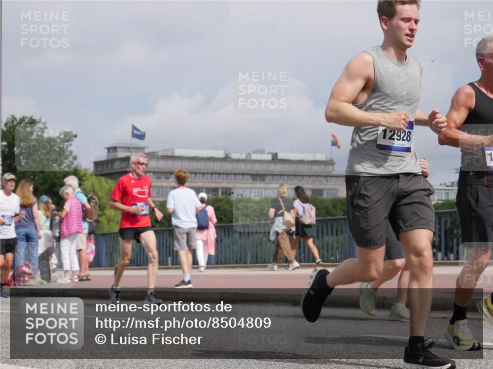 29.06.2025 - hella hamburg halbmarathon Luisa Fischer http://msf.ph/oto/8504809 29.06.2025 10:16:34 Kennedybrücke 12928, 1, 1194, 1939, 2055, 2359, 2721, 2904, 4001, 6207, 7460, 7913, 9612, 9631 meine-sportfotos.de