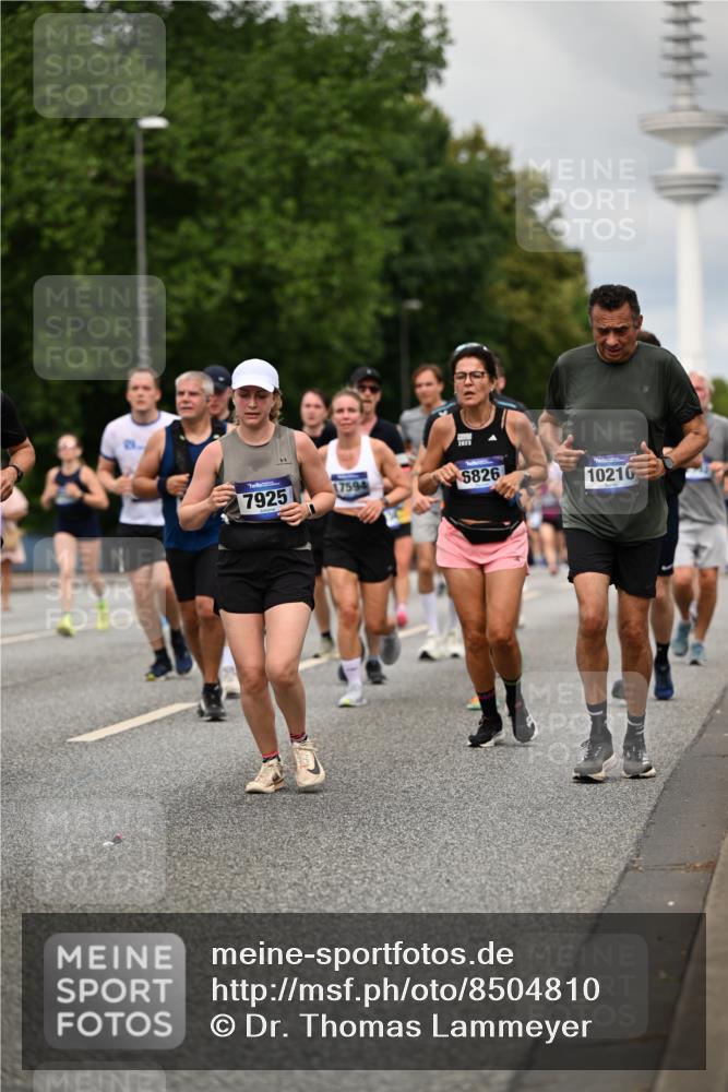 29.06.2025 - hella hamburg halbmarathon Dr. Thomas Lammeyer http://msf.ph/oto/8504810 29.06.2025 10:26:50 Kennedybrücke 1598, 2351, 2479, 2744, 2886, 3430, 3458, 3600, 3601, 3910, 3995, 4113, 4131, 4190, 4266, 4366, 4559, 4829, 4970, 6048, 6049, 6307, 6820, 6826, 6881, 6899, 6977, 7097, 7188, 7190, 7276, 7925, 8511, 8855, 8931, 9392, 10065, 10210, 10432, 10573, 10739, 10917, 11046 meine-sportfotos.de