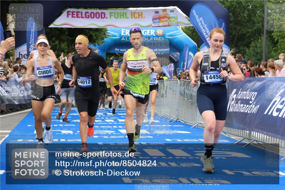 29.06.2025 - hella hamburg halbmarathon Strokosch-Dieckow http://msf.ph/oto/8504824 29.06.2025 10:51:39 Ziel 2396, 5008, 6286, 7224, 8710, 8819, 10691, 12224, 13327, 14012, 14458, 15496, 15727, 15831, 15899, 17682, 19007, 19020, 19053 meine-sportfotos.de
