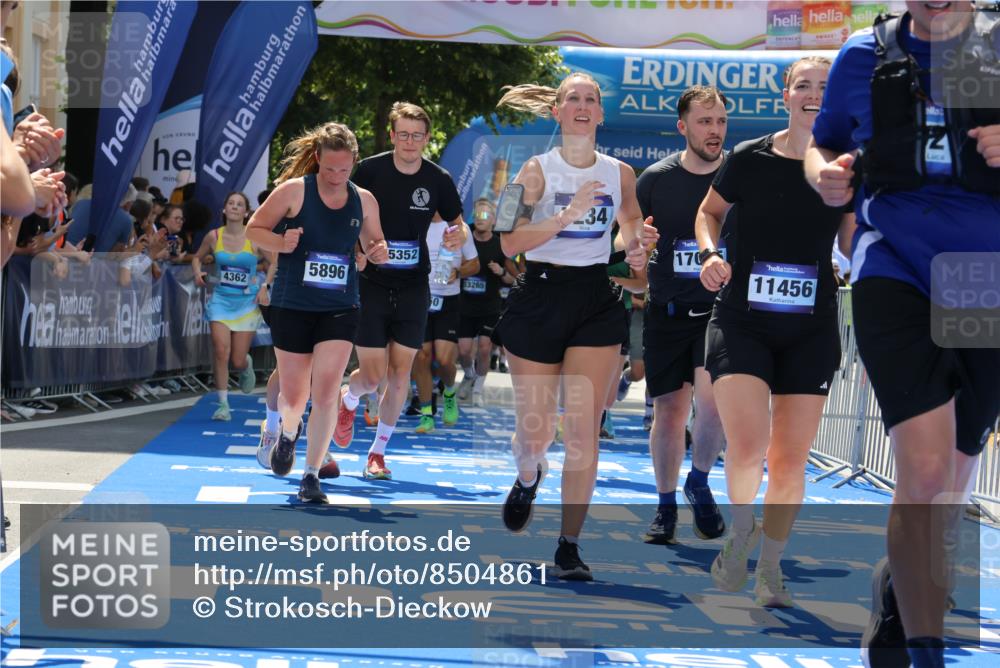 29.06.2025 - hella hamburg halbmarathon Strokosch-Dieckow http://msf.ph/oto/8504861 29.06.2025 11:37:24 Ziel 1059, 4507, 4509, 5846, 5896, 7234, 7334, 9095, 9391, 10277, 11456, 11457, 13987, 14343, 14396, 14557, 15353, 15587, 16211, 17035, 17557 meine-sportfotos.de