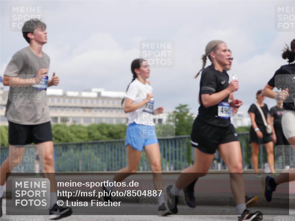 29.06.2025 - hella hamburg halbmarathon Luisa Fischer http://msf.ph/oto/8504887 29.06.2025 10:16:56 Kennedybrücke 239, 496, 1747, 4962, 5719, 6089, 9141 meine-sportfotos.de