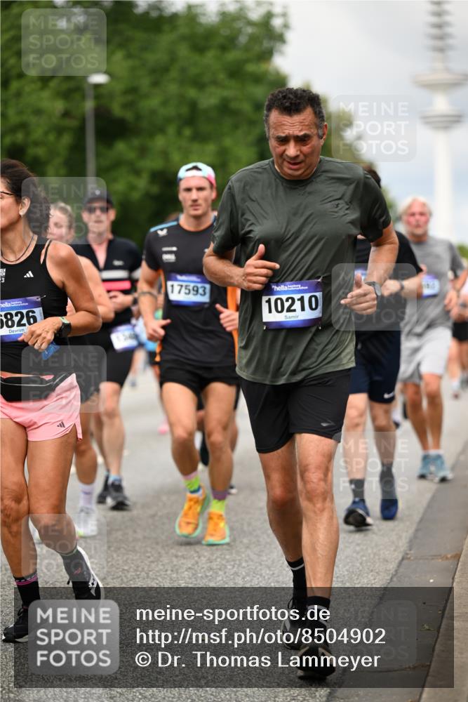 29.06.2025 - hella hamburg halbmarathon Dr. Thomas Lammeyer http://msf.ph/oto/8504902 29.06.2025 10:26:53 Kennedybrücke 2351, 2479, 2744, 2886, 3430, 3600, 3601, 3910, 3995, 4131, 4190, 4266, 4366, 4559, 4970, 6048, 6049, 6307, 6820, 6826, 6881, 6899, 7188, 7190, 7276, 7925, 8511, 8855, 8931, 9392, 10065, 10210, 10432, 10573, 10739, 10917, 11046 meine-sportfotos.de