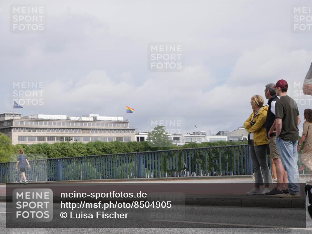29.06.2025 - hella hamburg halbmarathon Luisa Fischer http://msf.ph/oto/8504905 29.06.2025 10:16:57 Kennedybrücke 1747, 4962, 5719, 6089, 8001, 9141, 9845 meine-sportfotos.de