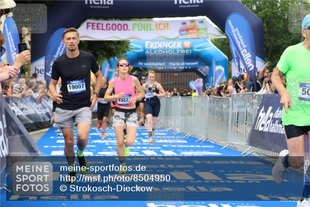 29.06.2025 - hella hamburg halbmarathon Strokosch-Dieckow http://msf.ph/oto/8504950 29.06.2025 10:51:35 Ziel 1335, 5008, 7943, 10691, 13327, 13403, 14012, 14458, 15496, 15899, 19007, 19020 meine-sportfotos.de