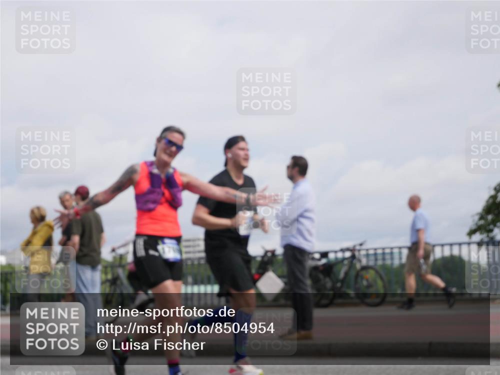 29.06.2025 - hella hamburg halbmarathon Luisa Fischer http://msf.ph/oto/8504954 29.06.2025 10:17:05 Kennedybrücke 1406, 3939, 6089, 7802, 8001, 9845 meine-sportfotos.de