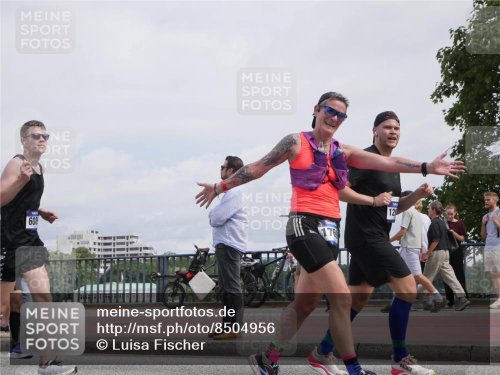 29.06.2025 - hella hamburg halbmarathon Luisa Fischer http://msf.ph/oto/8504956 29.06.2025 10:17:05 Kennedybrücke 608, 176, 129, 1406, 3939, 6089, 7802, 8001, 9845 meine-sportfotos.de
