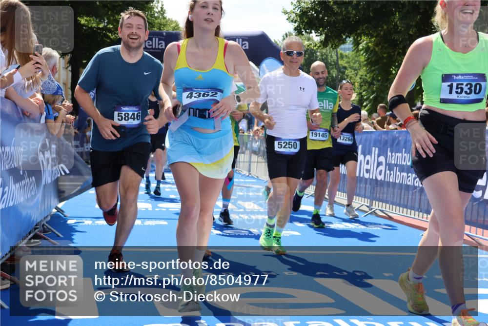 29.06.2025 - hella hamburg halbmarathon Strokosch-Dieckow http://msf.ph/oto/8504977 29.06.2025 11:37:32 Ziel 1530, 1545, 1849, 4362, 4937, 5146, 5250, 5846, 5896, 6803, 7234, 9391, 10068, 10277, 11456, 11457, 13265, 13266, 13987, 14396, 14557, 15002, 15353, 15587, 15987, 16211, 17035, 17998, 18250, 18466, 18570, 19145, 19164 meine-sportfotos.de