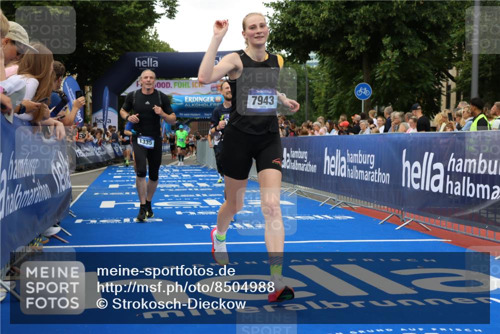 29.06.2025 - hella hamburg halbmarathon Strokosch-Dieckow http://msf.ph/oto/8504988 29.06.2025 10:51:29 Ziel 1335, 2411, 2946, 5008, 5820, 7943, 9214, 9656, 10691, 11422, 13327, 13403, 13792, 15871, 15950, 16357, 17131, 19007 meine-sportfotos.de