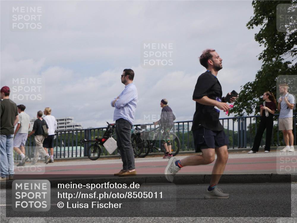 29.06.2025 - hella hamburg halbmarathon Luisa Fischer http://msf.ph/oto/8505011 29.06.2025 10:17:10 Kennedybrücke 1406, 2990, 3939, 5546, 5670, 6083, 7209, 7802, 7840, 7991, 8001, 8147, 8409, 9845 meine-sportfotos.de