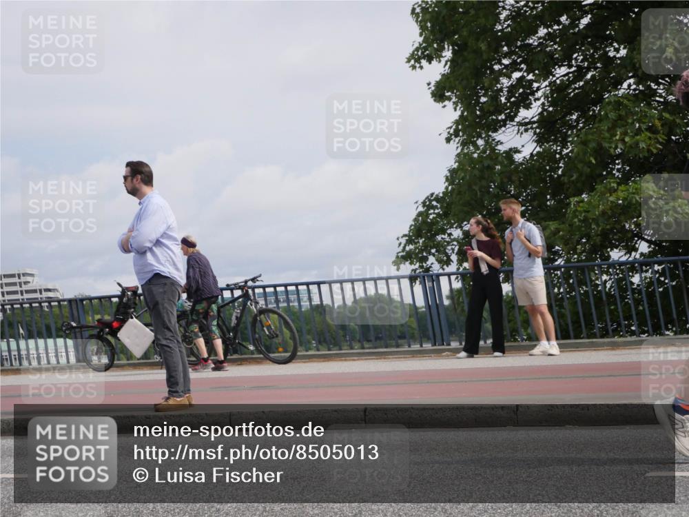 29.06.2025 - hella hamburg halbmarathon Luisa Fischer http://msf.ph/oto/8505013 29.06.2025 10:17:11 Kennedybrücke 1406, 2990, 3939, 5546, 5670, 6028, 6083, 7209, 7802, 7840, 7991, 8147, 8409 meine-sportfotos.de
