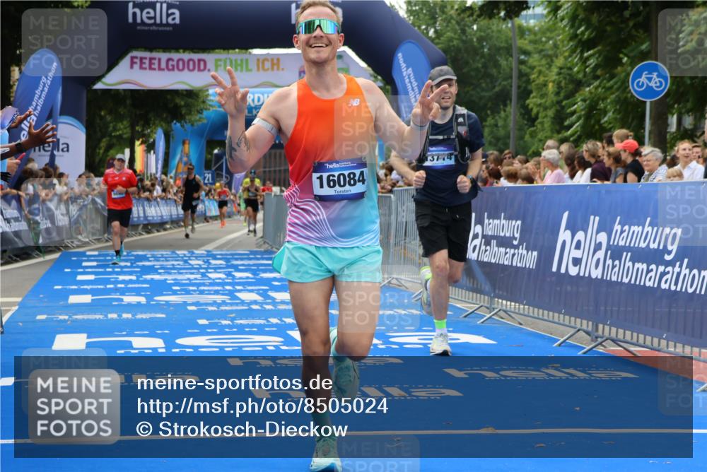 29.06.2025 - hella hamburg halbmarathon Strokosch-Dieckow http://msf.ph/oto/8505024 29.06.2025 10:41:35 Ziel 1512, 2579, 5987, 8358, 9640, 9885, 10894, 12588, 13457, 13714, 14275, 16084, 17159, 18442, 18491 meine-sportfotos.de