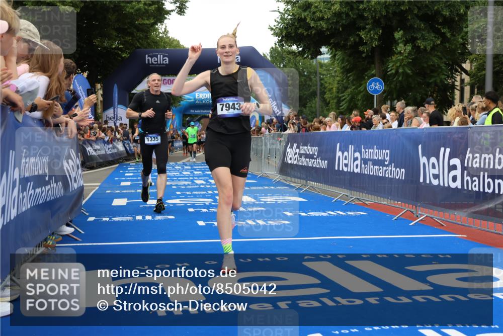 29.06.2025 - hella hamburg halbmarathon Strokosch-Dieckow http://msf.ph/oto/8505042 29.06.2025 10:51:29 Ziel 1335, 2411, 2946, 5008, 5820, 7943, 9214, 9656, 10691, 11422, 13327, 13403, 13792, 15871, 15950, 16357, 17131, 19007 meine-sportfotos.de