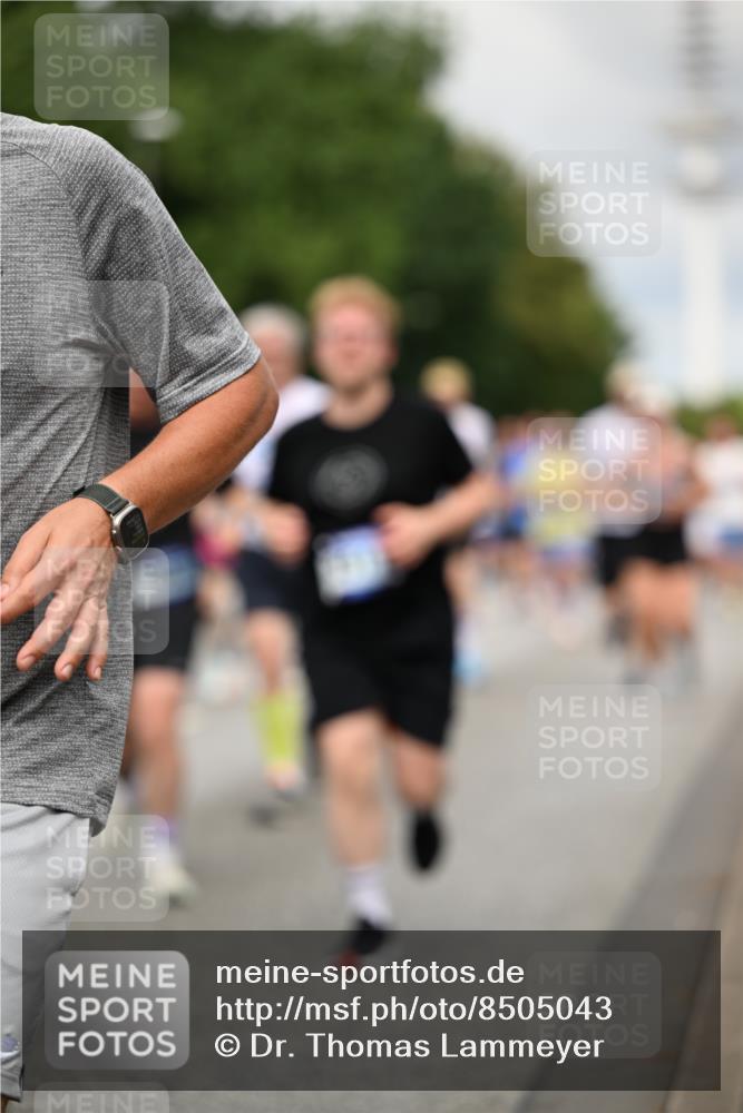29.06.2025 - hella hamburg halbmarathon Dr. Thomas Lammeyer http://msf.ph/oto/8505043 29.06.2025 10:26:58 Kennedybrücke 2479, 2514, 2744, 2886, 3003, 3430, 3600, 3601, 3769, 3995, 4131, 4190, 4266, 4366, 4559, 4969, 4970, 5838, 6048, 6049, 6747, 6820, 6826, 6881, 6899, 7188, 7190, 7276, 7891, 7925, 8855, 8931, 9256, 9392, 10065, 10210, 10432, 10573, 10739, 10917 meine-sportfotos.de