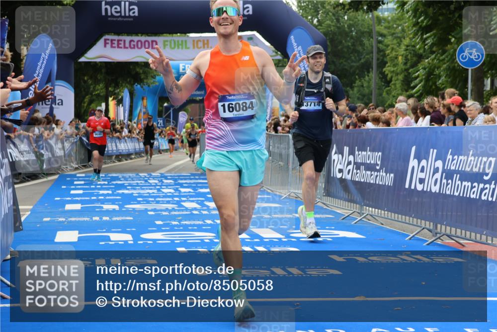 29.06.2025 - hella hamburg halbmarathon Strokosch-Dieckow http://msf.ph/oto/8505058 29.06.2025 10:41:35 Ziel 1512, 2579, 5987, 8358, 9640, 9885, 10894, 12588, 13457, 13714, 14275, 16084, 17159, 18442, 18491 meine-sportfotos.de