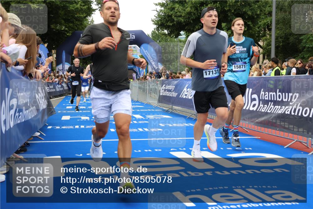 29.06.2025 - hella hamburg halbmarathon Strokosch-Dieckow http://msf.ph/oto/8505078 29.06.2025 10:51:27 Ziel 1335, 2364, 2411, 2946, 5820, 7943, 8989, 9214, 9656, 10691, 11124, 11422, 13047, 13403, 13792, 14994, 15871, 15950, 16357, 17131, 18489 meine-sportfotos.de