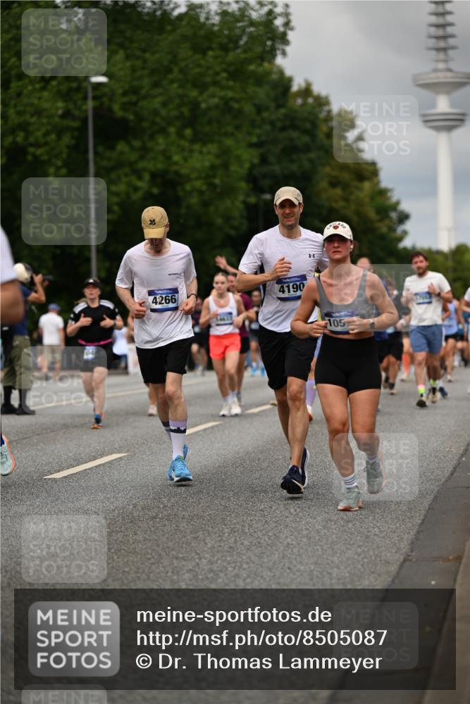 29.06.2025 - hella hamburg halbmarathon Dr. Thomas Lammeyer http://msf.ph/oto/8505087 29.06.2025 10:27:00 Kennedybrücke 2022, 2479, 2514, 2744, 2886, 3003, 3430, 3600, 3601, 3769, 3995, 4131, 4190, 4266, 4366, 4559, 4969, 4970, 5629, 5838, 6048, 6049, 6747, 6820, 6826, 6881, 7188, 7190, 7276, 7891, 7925, 8355, 8715, 8855, 8931, 9256, 9392, 10065, 10210, 10432, 10573, 10917 meine-sportfotos.de