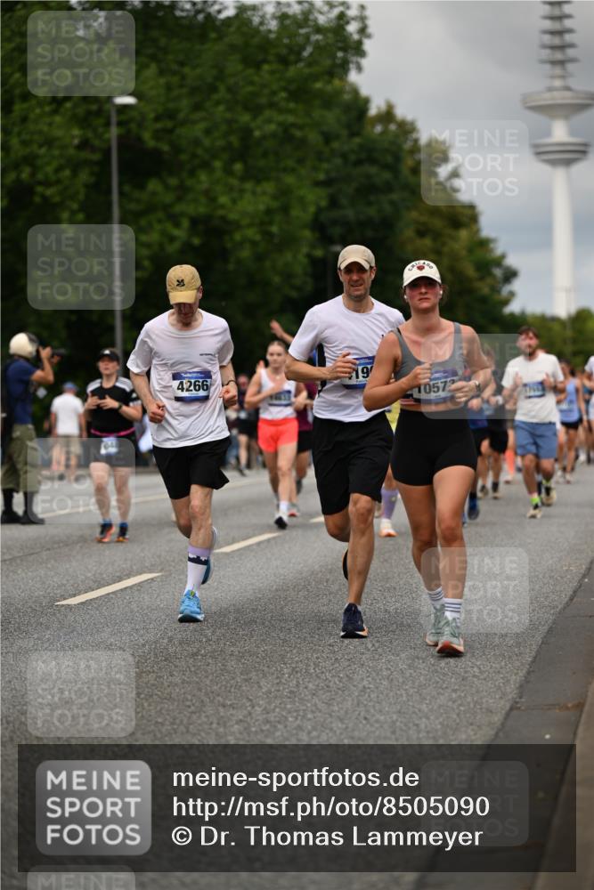 29.06.2025 - hella hamburg halbmarathon Dr. Thomas Lammeyer http://msf.ph/oto/8505090 29.06.2025 10:27:00 Kennedybrücke 2022, 2479, 2514, 2744, 2886, 3003, 3430, 3600, 3601, 3769, 3995, 4131, 4190, 4266, 4366, 4559, 4969, 4970, 5629, 5838, 6048, 6049, 6747, 6820, 6826, 6881, 7188, 7190, 7276, 7891, 7925, 8355, 8715, 8855, 8931, 9256, 9392, 10065, 10210, 10432, 10573, 10917 meine-sportfotos.de