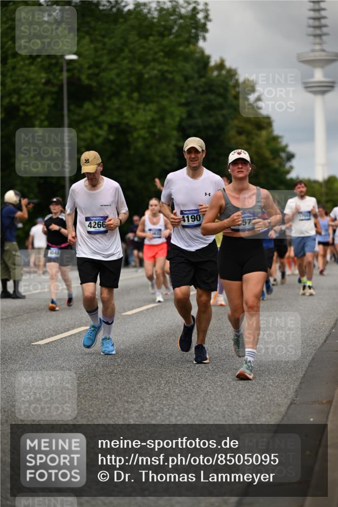 29.06.2025 - hella hamburg halbmarathon Dr. Thomas Lammeyer http://msf.ph/oto/8505095 29.06.2025 10:27:00 Kennedybrücke 2022, 2479, 2514, 2744, 2886, 3003, 3430, 3600, 3601, 3769, 3995, 4131, 4190, 4266, 4366, 4559, 4969, 4970, 5629, 5838, 6048, 6049, 6747, 6820, 6826, 6881, 7188, 7190, 7276, 7891, 7925, 8355, 8715, 8855, 8931, 9256, 9392, 10065, 10210, 10432, 10573, 10917 meine-sportfotos.de