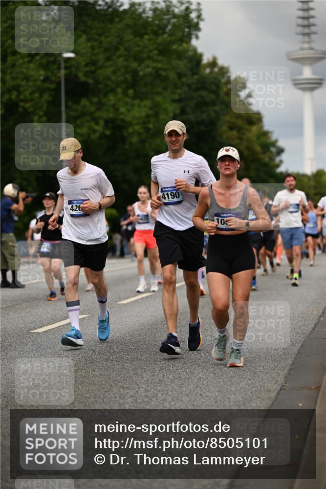 29.06.2025 - hella hamburg halbmarathon Dr. Thomas Lammeyer http://msf.ph/oto/8505101 29.06.2025 10:27:00 Kennedybrücke 2022, 2479, 2514, 2744, 2886, 3003, 3430, 3600, 3601, 3769, 3995, 4131, 4190, 4266, 4366, 4559, 4969, 4970, 5629, 5838, 6048, 6049, 6747, 6820, 6826, 6881, 7188, 7190, 7276, 7891, 7925, 8355, 8715, 8855, 8931, 9256, 9392, 10065, 10210, 10432, 10573, 10917 meine-sportfotos.de
