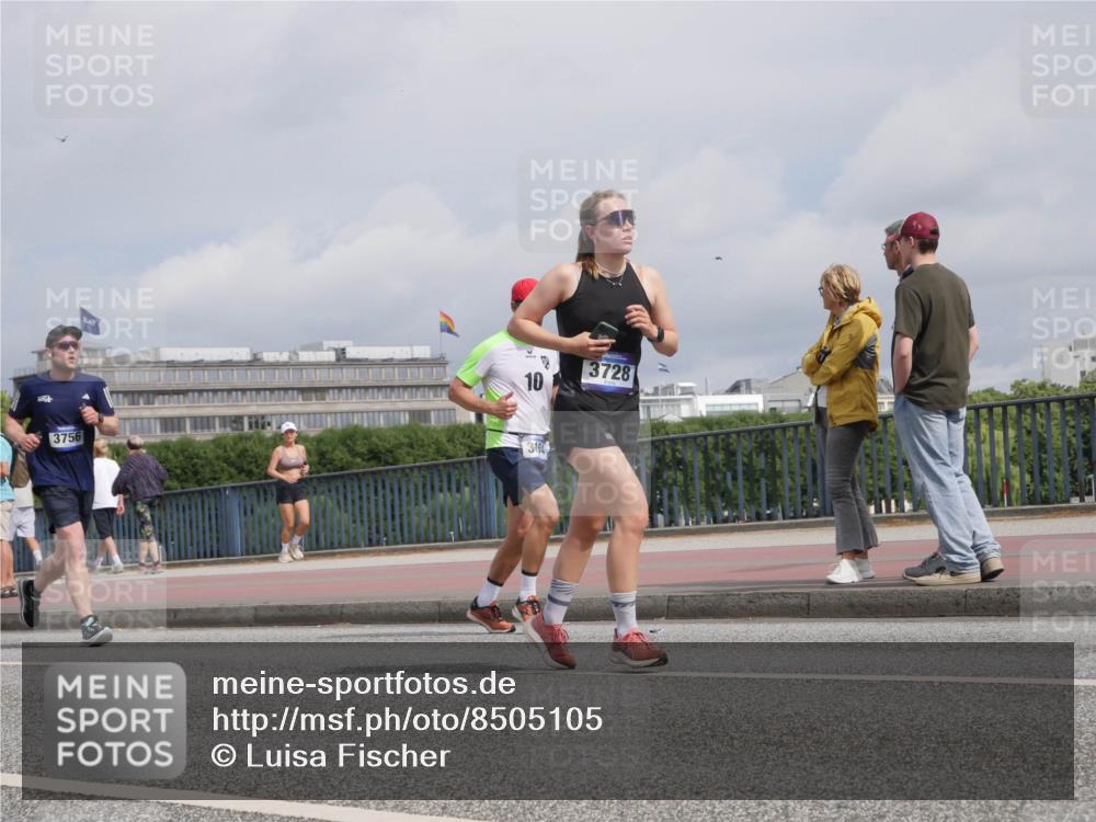 29.06.2025 - hella hamburg halbmarathon Luisa Fischer http://msf.ph/oto/8505105 29.06.2025 10:17:22 Kennedybrücke 10, 3728, 3756, 3154, 1131, 3020, 3154, 3728, 3756, 3834, 5191, 6028, 6083, 7209, 7442, 7840, 8409, 9663, 10610 meine-sportfotos.de