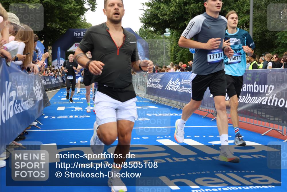 29.06.2025 - hella hamburg halbmarathon Strokosch-Dieckow http://msf.ph/oto/8505108 29.06.2025 10:51:28 Ziel 1335, 2364, 2411, 2946, 5008, 5820, 7943, 8989, 9214, 9656, 10691, 11124, 11422, 13403, 13792, 15871, 15950, 16357, 17131, 18489, 19007 meine-sportfotos.de