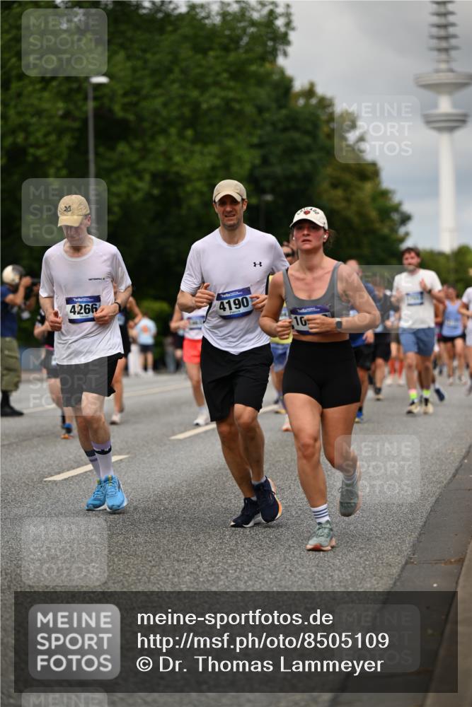29.06.2025 - hella hamburg halbmarathon Dr. Thomas Lammeyer http://msf.ph/oto/8505109 29.06.2025 10:27:00 Kennedybrücke 2022, 2479, 2514, 2744, 2886, 3003, 3430, 3600, 3601, 3769, 3995, 4131, 4190, 4266, 4366, 4559, 4969, 4970, 5629, 5838, 6048, 6049, 6747, 6820, 6826, 6881, 7188, 7190, 7276, 7891, 7925, 8355, 8715, 8855, 8931, 9256, 9392, 10065, 10210, 10432, 10573, 10917 meine-sportfotos.de