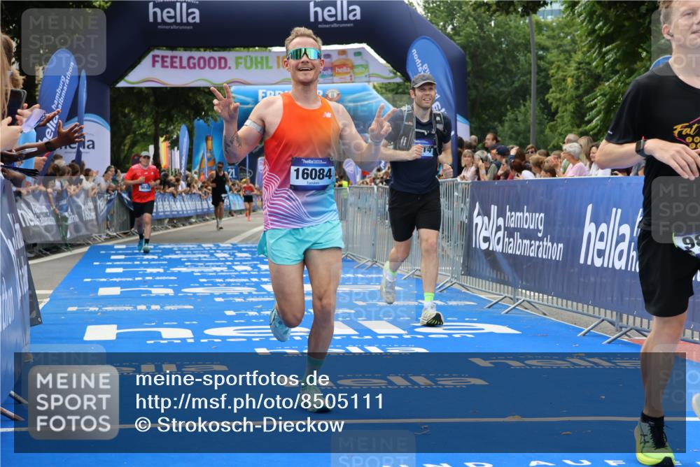 29.06.2025 - hella hamburg halbmarathon Strokosch-Dieckow http://msf.ph/oto/8505111 29.06.2025 10:41:35 Ziel 1512, 2579, 5987, 8358, 9640, 9885, 10894, 12588, 13457, 13714, 14275, 16084, 17159, 18442, 18491 meine-sportfotos.de
