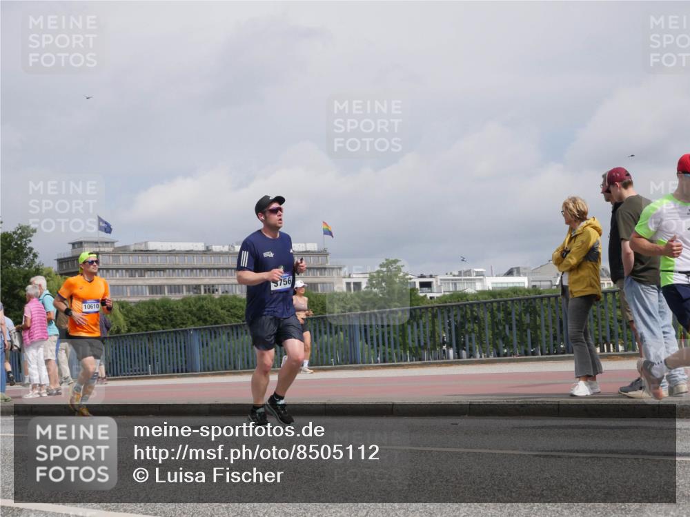 29.06.2025 - hella hamburg halbmarathon Luisa Fischer http://msf.ph/oto/8505112 29.06.2025 10:17:22 Kennedybrücke 10610, 756, 1131, 3020, 3154, 3728, 3756, 3834, 5191, 6028, 6083, 7209, 7442, 7840, 8409, 9663, 10610 meine-sportfotos.de