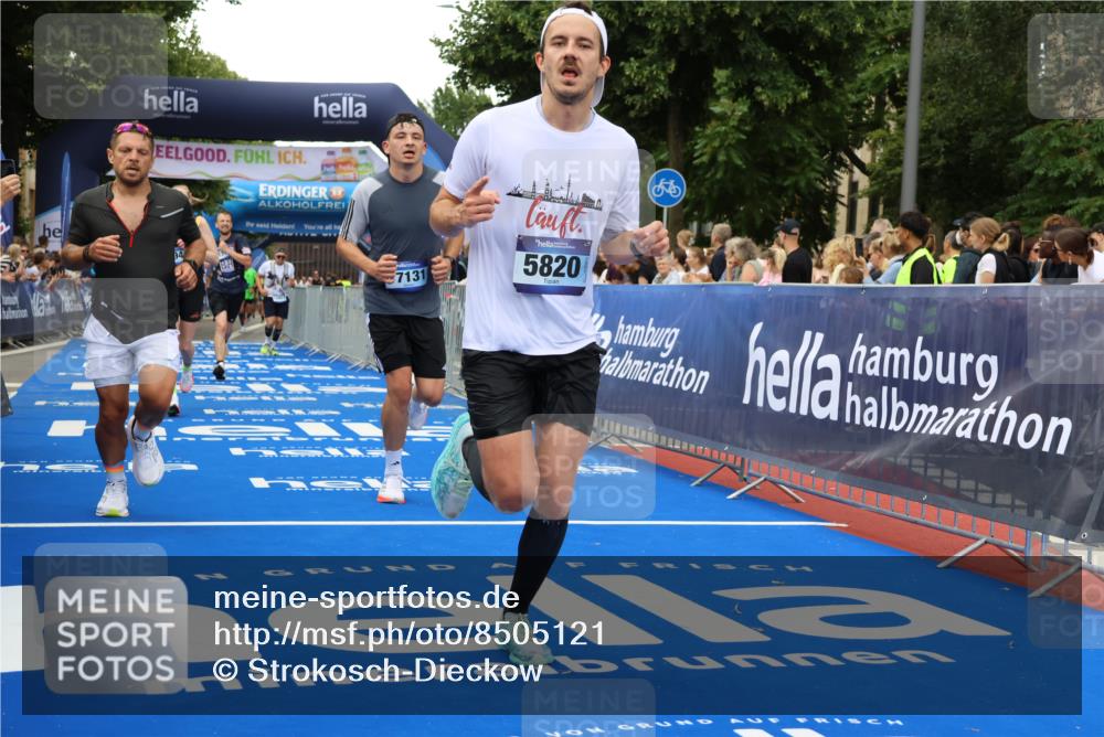 29.06.2025 - hella hamburg halbmarathon Strokosch-Dieckow http://msf.ph/oto/8505121 29.06.2025 10:51:27 Ziel 1335, 2364, 2411, 2946, 5820, 7943, 8989, 9214, 9656, 10691, 11124, 11422, 13047, 13403, 13792, 14994, 15871, 15950, 16357, 17131, 18489 meine-sportfotos.de