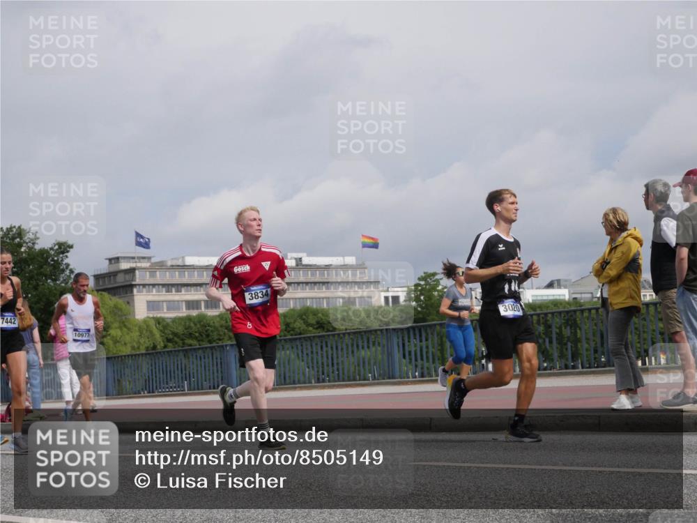 29.06.2025 - hella hamburg halbmarathon Luisa Fischer http://msf.ph/oto/8505149 29.06.2025 10:17:27 Kennedybrücke 7442, 10977, 3834, 3020, 1071, 1131, 1480, 3020, 3025, 3834, 5191, 6366, 6717, 7442, 8055, 9173, 9663, 10224, 10610 meine-sportfotos.de