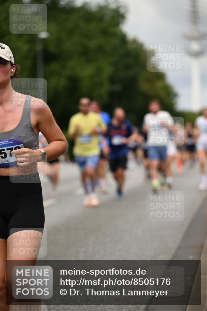29.06.2025 - hella hamburg halbmarathon Dr. Thomas Lammeyer http://msf.ph/oto/8505176 29.06.2025 10:27:03 Kennedybrücke 2022, 2479, 2514, 2744, 2886, 3003, 3430, 3600, 3601, 3769, 4190, 4266, 4366, 4969, 4970, 5629, 5798, 5838, 6048, 6049, 6747, 6784, 6785, 6826, 6881, 7188, 7190, 7276, 7891, 7925, 8355, 8715, 8931, 9256, 9392, 10088, 10210, 10432, 10573, 10917 meine-sportfotos.de